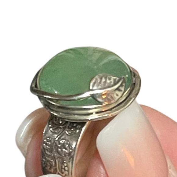 Signed Israel Round Cabochon Jade Stone & 925 B Silver Grape Vine Motif Ring - Picture 4 of 11